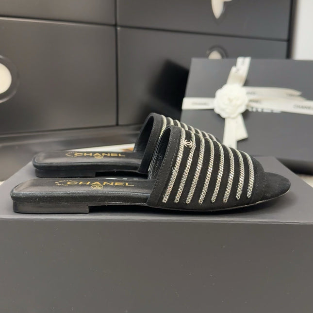 FLAT SLIDE IN BLACK SUEDE WITH SILVER CHAIN