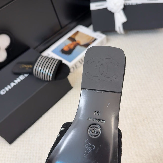 FLAT SLIDE IN BLACK SUEDE WITH SILVER CHAIN