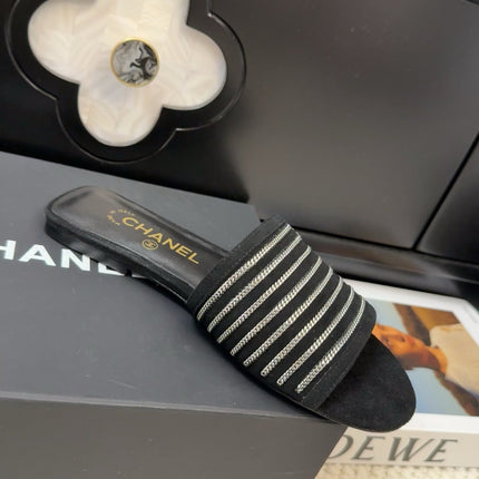 FLAT SLIDE IN BLACK SUEDE WITH SILVER CHAIN