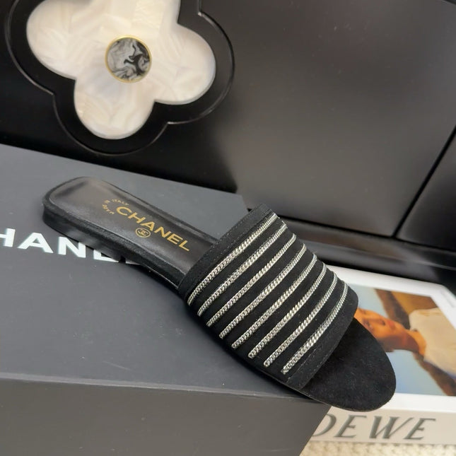 FLAT SLIDE IN BLACK SUEDE WITH SILVER CHAIN