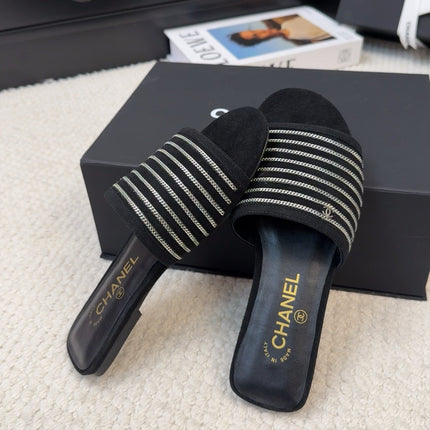 FLAT SLIDE IN BLACK SUEDE WITH SILVER CHAIN