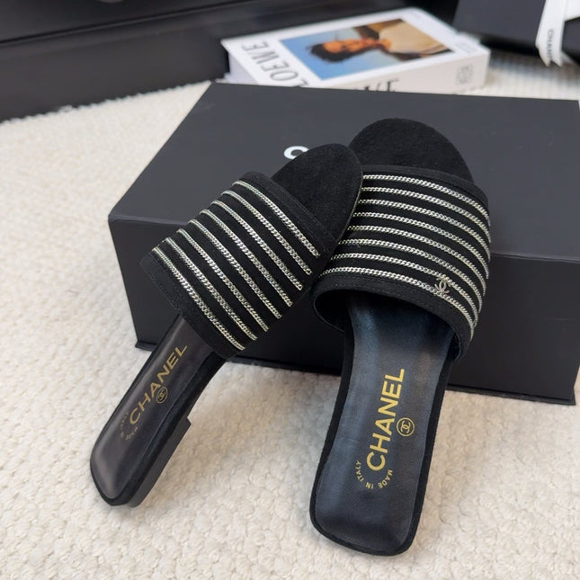 FLAT SLIDE IN BLACK SUEDE WITH SILVER CHAIN