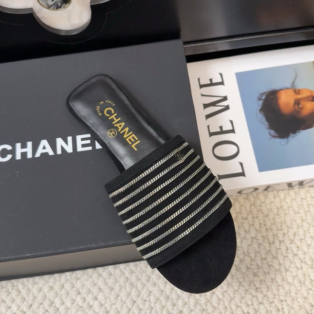 FLAT SLIDE IN BLACK SUEDE WITH SILVER CHAIN