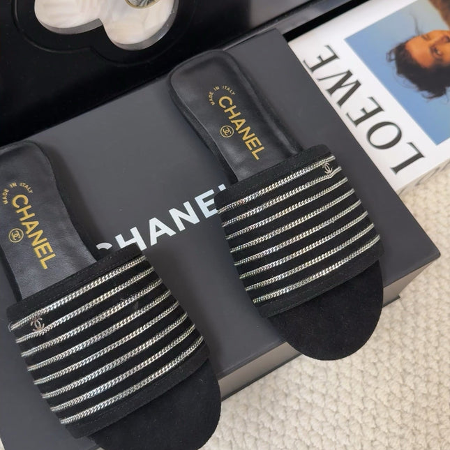 FLAT SLIDE IN BLACK SUEDE WITH SILVER CHAIN