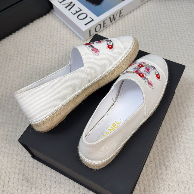 LOAFER IN WHITE CANVAS WITH COLORFUL LOGO