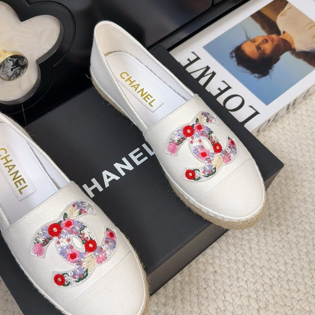 LOAFER IN WHITE CANVAS WITH COLORFUL LOGO