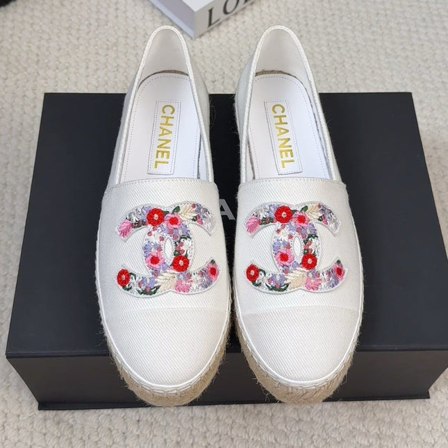 LOAFER IN WHITE CANVAS WITH COLORFUL LOGO
