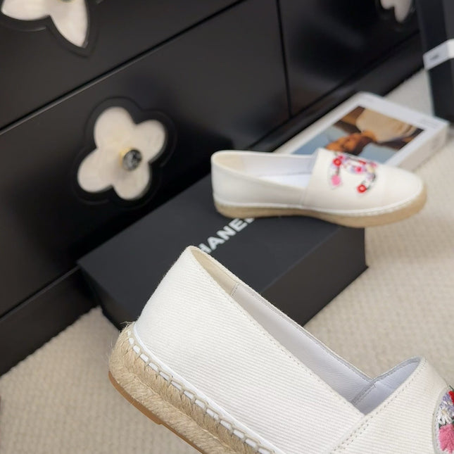 LOAFER IN WHITE CANVAS WITH COLORFUL LOGO