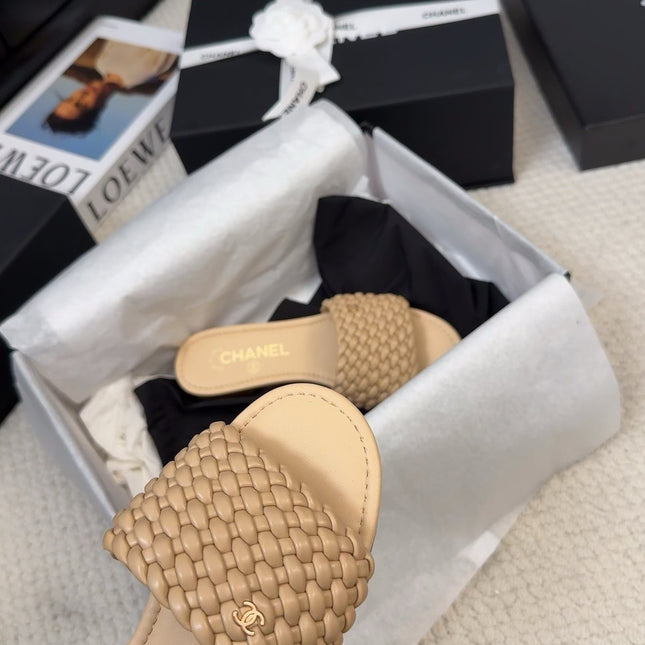 FLAT SLIDES IN FLAX YELLOW LAMBSKIN