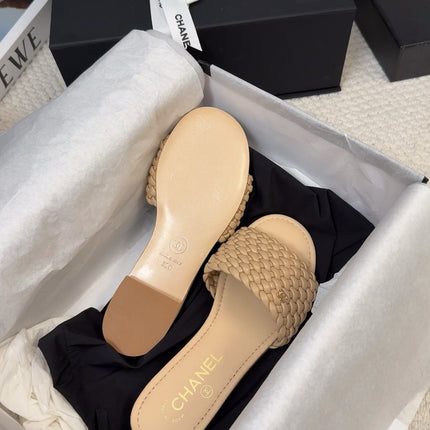 FLAT SLIDES IN FLAX YELLOW LAMBSKIN