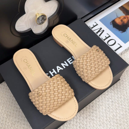 FLAT SLIDES IN FLAX YELLOW LAMBSKIN