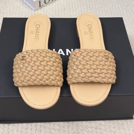 FLAT SLIDES IN FLAX YELLOW LAMBSKIN