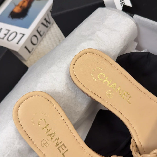 FLAT SLIDES IN FLAX YELLOW LAMBSKIN