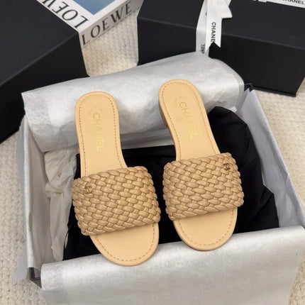 FLAT SLIDES IN FLAX YELLOW LAMBSKIN