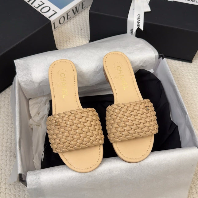 FLAT SLIDES IN FLAX YELLOW LAMBSKIN