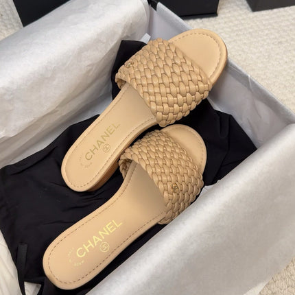 FLAT SLIDES IN FLAX YELLOW LAMBSKIN