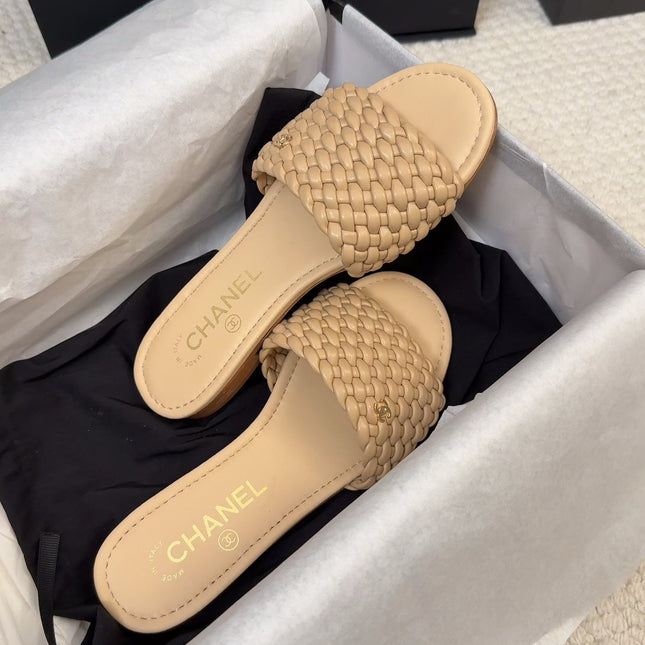 FLAT SLIDES IN FLAX YELLOW LAMBSKIN