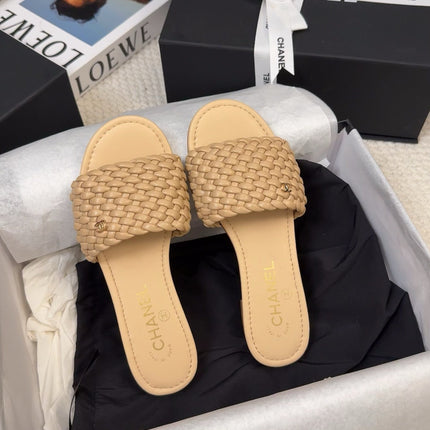 FLAT SLIDES IN FLAX YELLOW LAMBSKIN