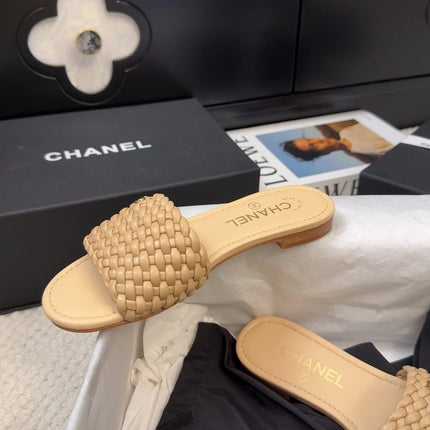 FLAT SLIDES IN FLAX YELLOW LAMBSKIN