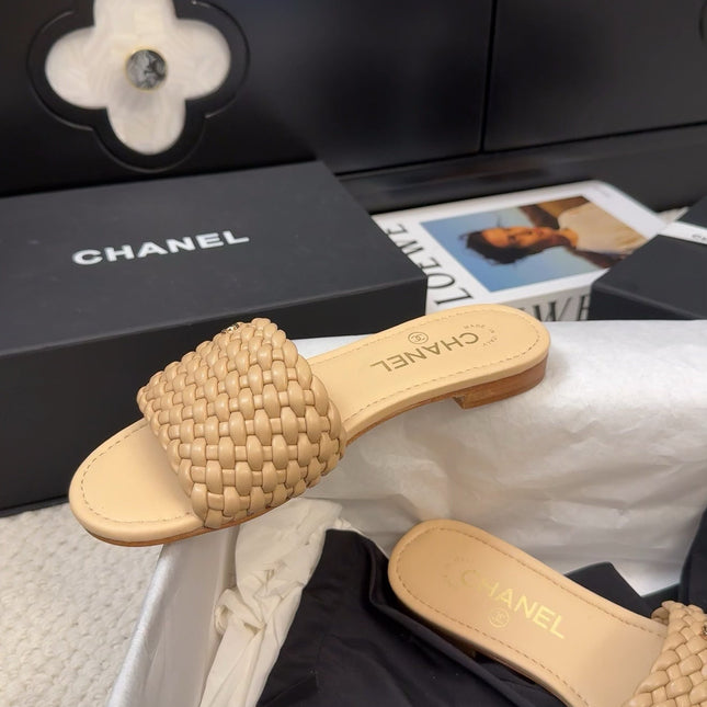 FLAT SLIDES IN FLAX YELLOW LAMBSKIN