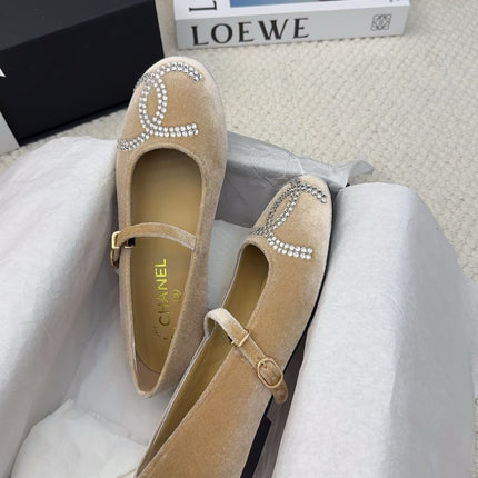 MARY JANE SHOES IN SAND BROWN VELVET WITH CRYSTALS LOGO