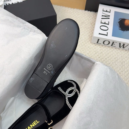 MARY JANE SHOES IN BLACK VELVET WITH CRYSTALS LOGO