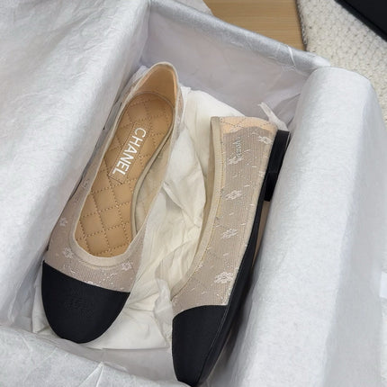 BALLET FLAT IN BLACK FABRIC AND WHITE MESH