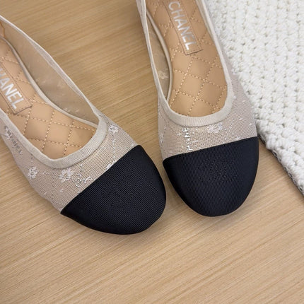 BALLET FLAT IN BLACK FABRIC AND WHITE MESH