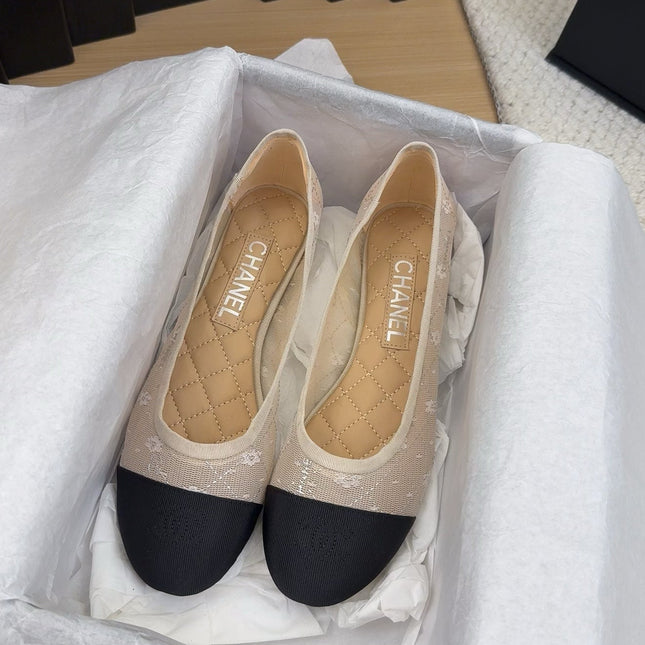 BALLET FLAT IN BLACK FABRIC AND WHITE MESH