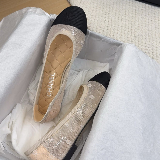 BALLET FLAT IN BLACK FABRIC AND WHITE MESH