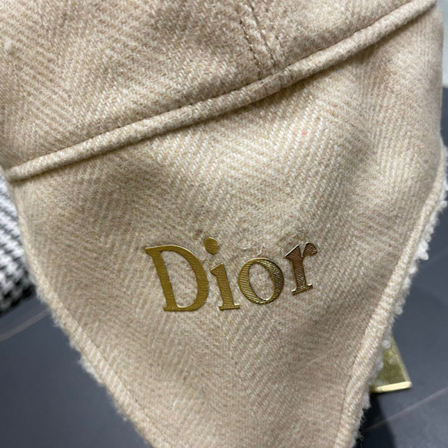 KNITTED TRAPPER HAT IN BEIGE WOOL 439524