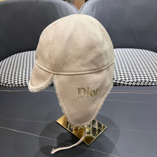 KNITTED TRAPPER HAT IN BEIGE WOOL 439524