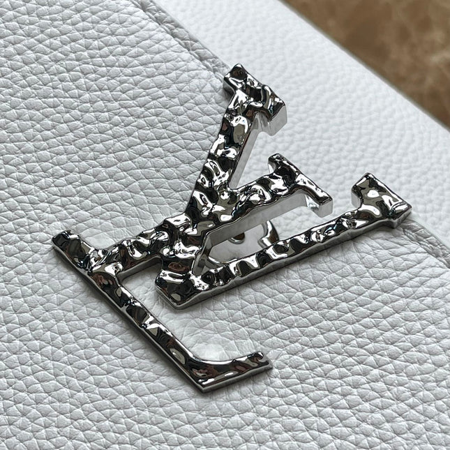 CAPUCINES EAST-WEST 33 IN WHITE CALFSKIN SILVER HARDWARE