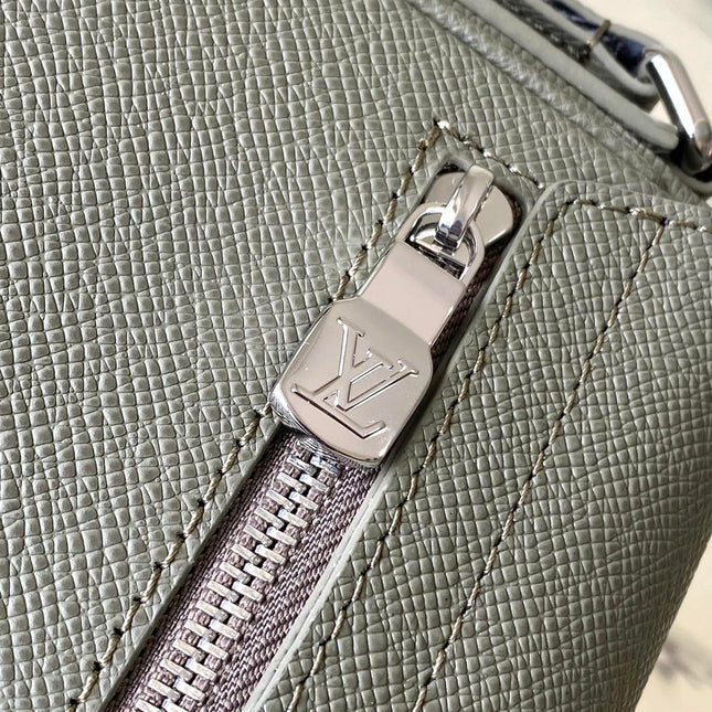 DISTRICT PM 26 IN KHAKI GREEN CALFSKIN