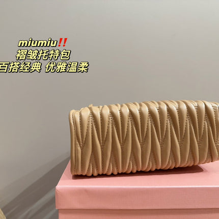 HOBO 24 BAG IN BEIGE CREAM LAMBSKIN