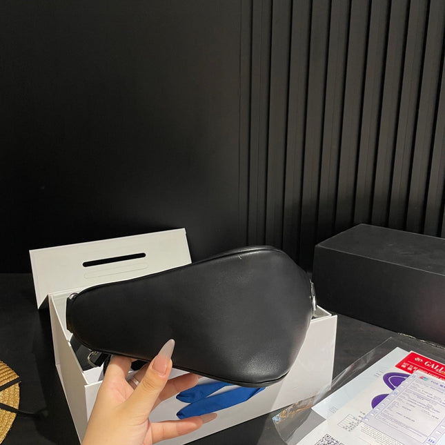 PRA TRIANGLE 26 SHOULDER BAG IN BLACK CALFSKIN