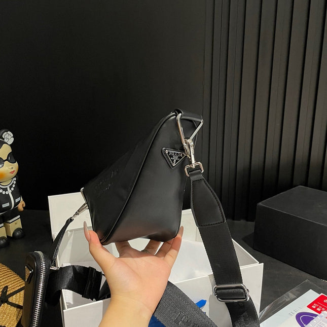 PRA TRIANGLE 26 SHOULDER BAG IN BLACK CALFSKIN