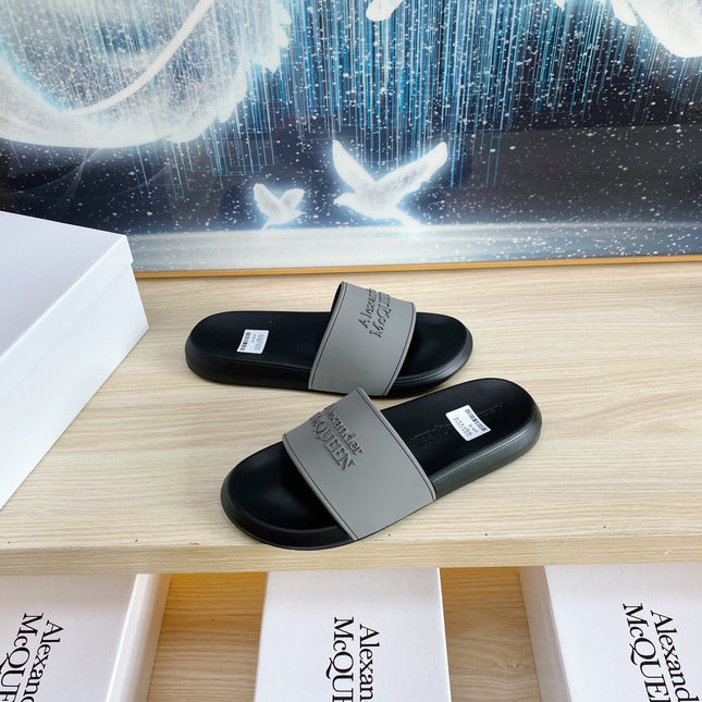 SLIDES SANDAL IN BLACK TPU WITH GREY EMBOSSED LOGO STRAP