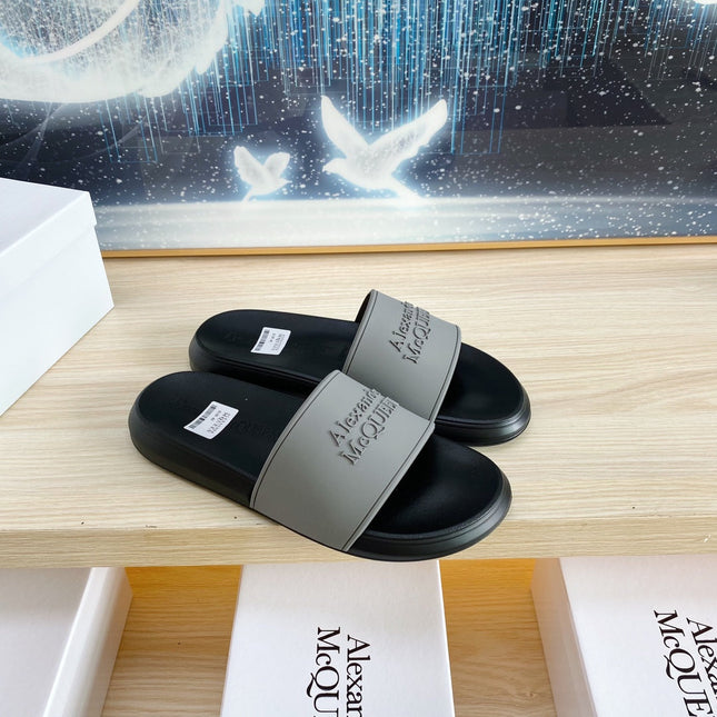 SLIDES SANDAL IN BLACK TPU WITH GREY EMBOSSED LOGO STRAP