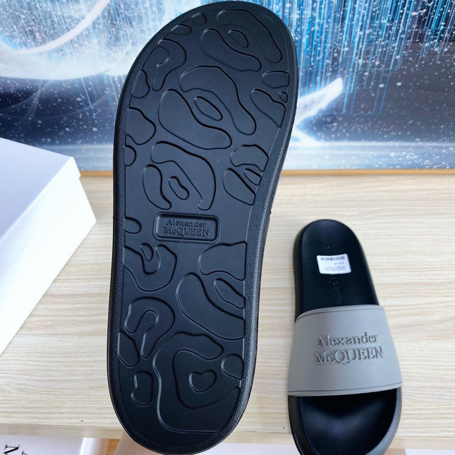 SLIDES SANDAL IN BLACK TPU WITH GREY EMBOSSED LOGO STRAP