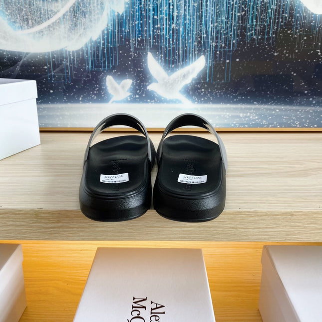 SLIDES SANDAL IN BLACK TPU WITH GREY EMBOSSED LOGO STRAP