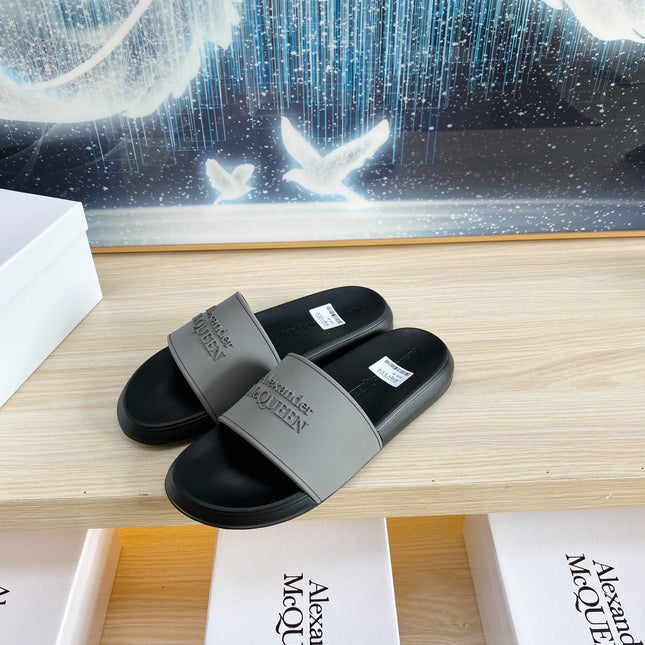 SLIDES SANDAL IN BLACK TPU WITH GREY EMBOSSED LOGO STRAP