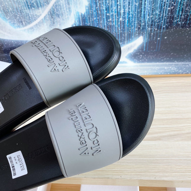 SLIDES SANDAL IN BLACK TPU WITH GREY EMBOSSED LOGO STRAP