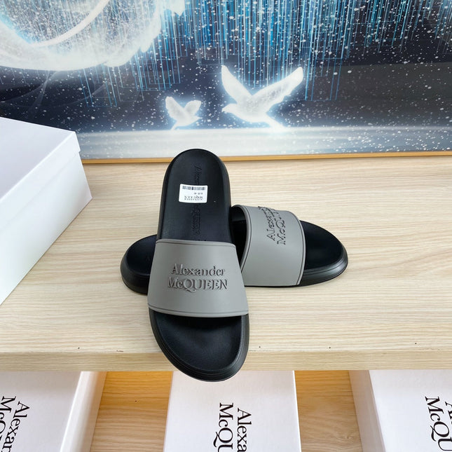 SLIDES SANDAL IN BLACK TPU WITH GREY EMBOSSED LOGO STRAP