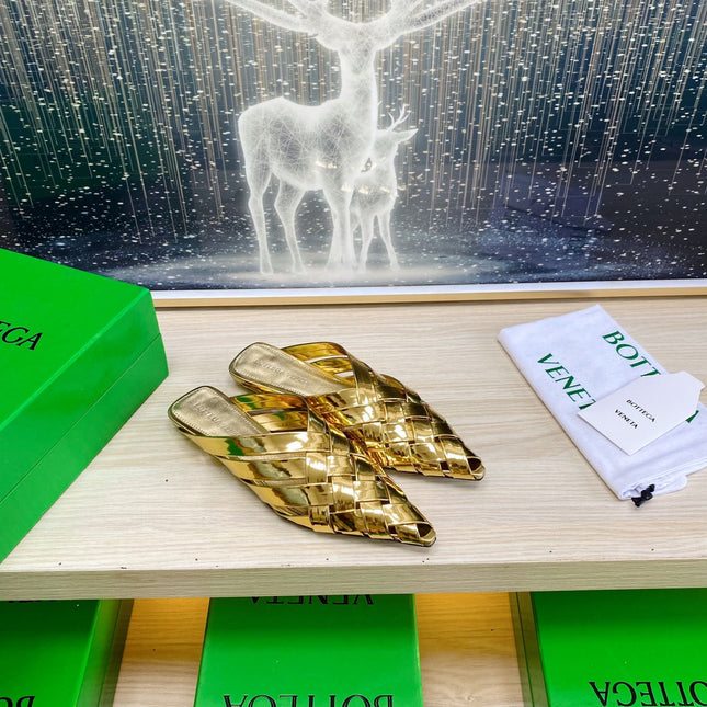 ALFIE LEATHER FLAT MULES IN GOLD PATENT CALFSKIN WITH WOVEN DESIGN