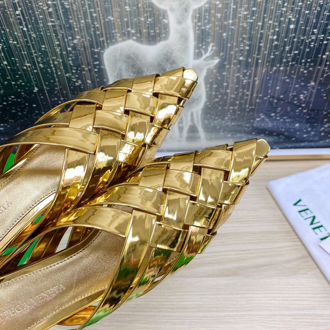 ALFIE LEATHER FLAT MULES IN GOLD PATENT CALFSKIN WITH WOVEN DESIGN