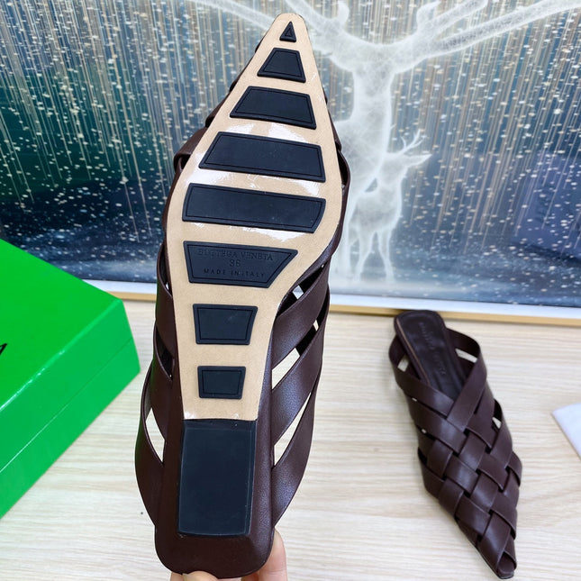 ALFIE LEATHER FLAT MULES IN CHOCOLATE BROWN PATENT CALFSKIN WITH WOVEN DESIGN