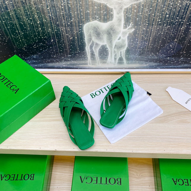 ALFIE LEATHER FLAT MULES IN EMERALD GREEN PATENT CALFSKIN WITH WOVEN DESIGN