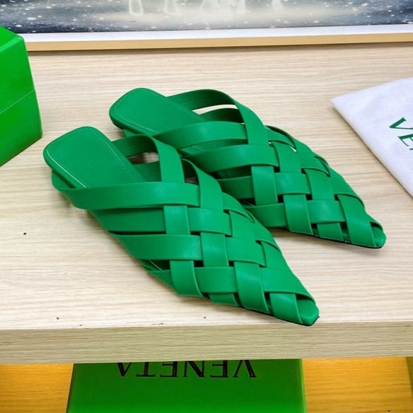 ALFIE LEATHER FLAT MULES IN EMERALD GREEN PATENT CALFSKIN WITH WOVEN DESIGN