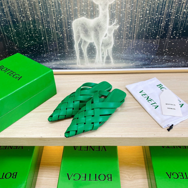 ALFIE LEATHER FLAT MULES IN EMERALD GREEN PATENT CALFSKIN WITH WOVEN DESIGN